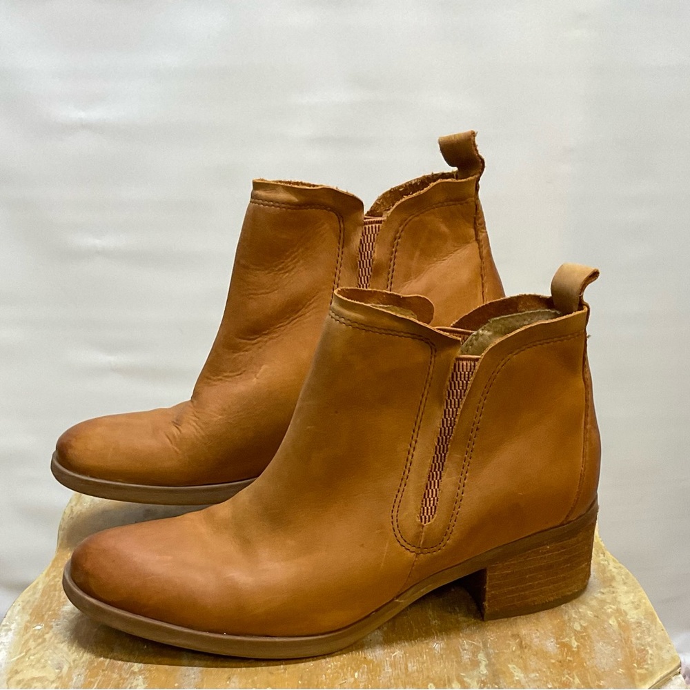 Korks Tasha Ankle Bootie Sz 8M